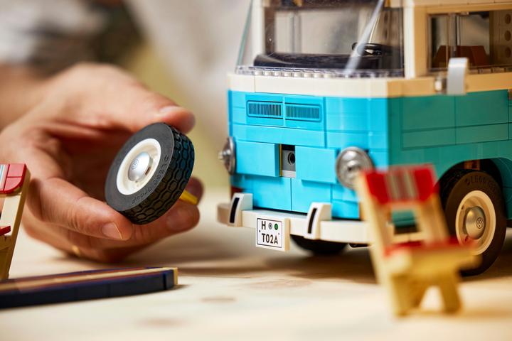 Immagine prodotto LEGO Volkswagen T2 Camping Bus (10279, LEGO Creator Expert, Set LEGO rari)