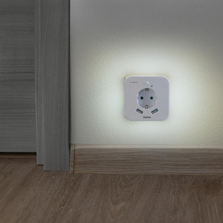 Produktbild Hama LED-Nachtlicht mit Steckdose, 2 USB-Ausgänge, Bewegungsmelder, Lichtsensor