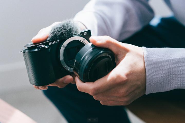 Actual product image Sony Alpha ZV-E10L (16 - 50 mm, 24 Mpx, APS-C / DX)