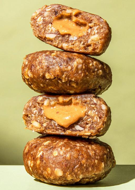 Produktbild KoRo Bio Snackkugel auf Dattelbasis mit Haferflocken, Salz und Mandelmusfüllung (14 Stk., 420 g)