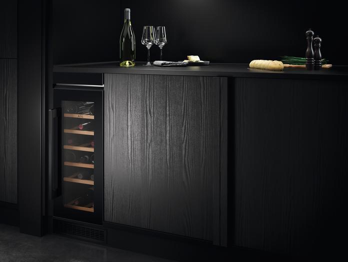 Produktbild AEG AWUS020B5B 5000 Weintemperierschrank / bis zu 20 Flaschen