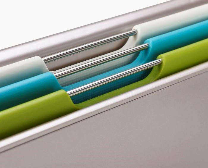 Image du produit Joseph Joseph Folio Slim Ensemble de 3 planches à découper à accrocher sur une étagère