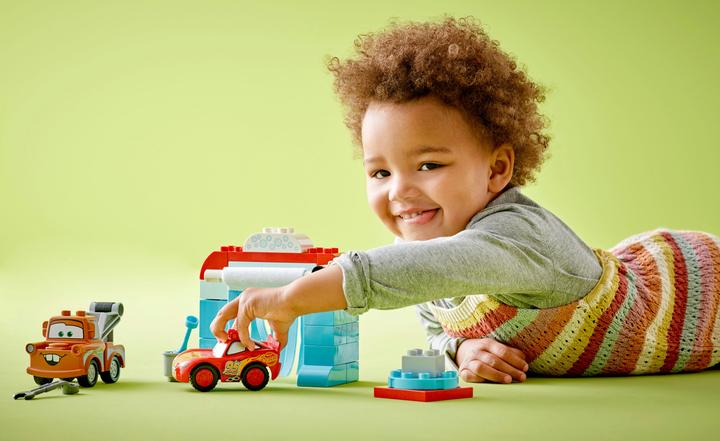 Produktbild LEGO Lightning McQueen und Mater in der Waschanlage (10996)