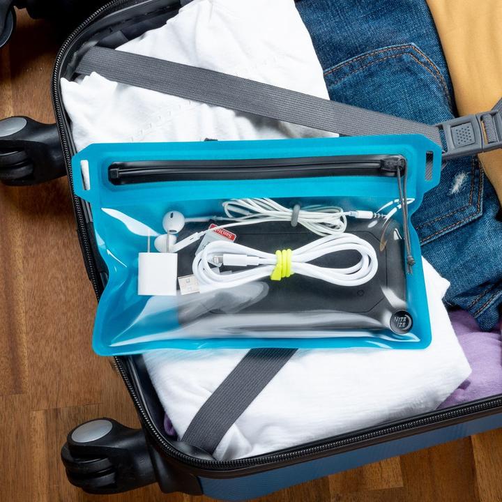 Image du produit Nite Ize Petite pochette de voyage imperméable RunOff™ - Charcoal (0.33 l)