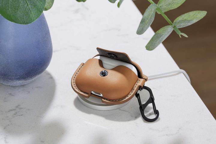 Actual product image TwelveSouth AirSnap Airpods Gen3 Cognac (Headphone bag)