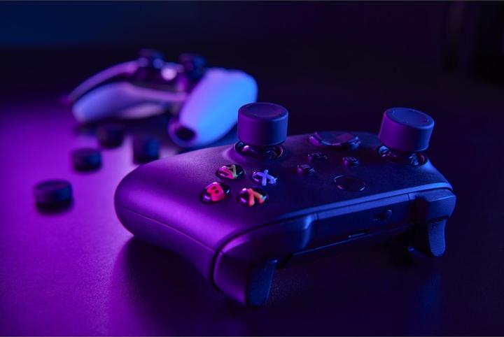 Immagine prodotto Urage Set di attacchi per stick di controllo 8in1 per PlayStation/Xbox (Xbox Series X, PS5)