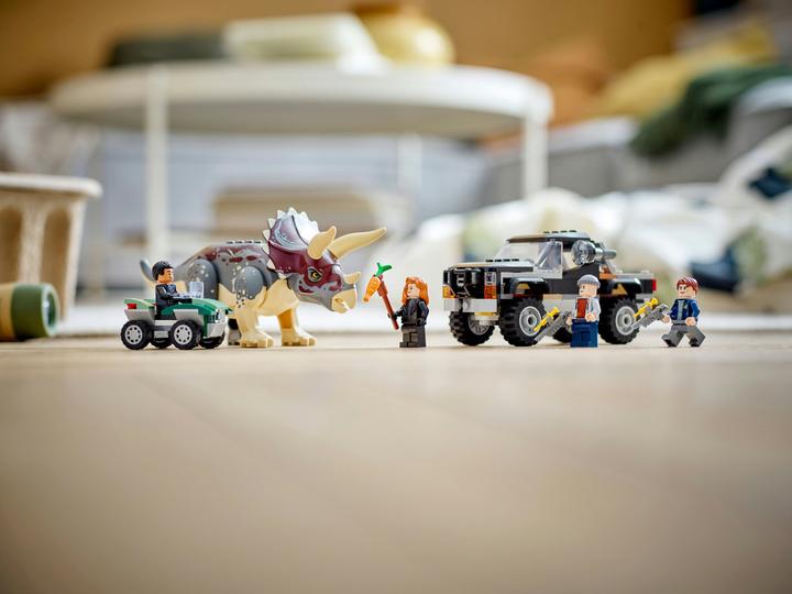 Immagine prodotto LEGO Attacco di un triceratopo a un camioncino (76950, LEGO Jurassic World)