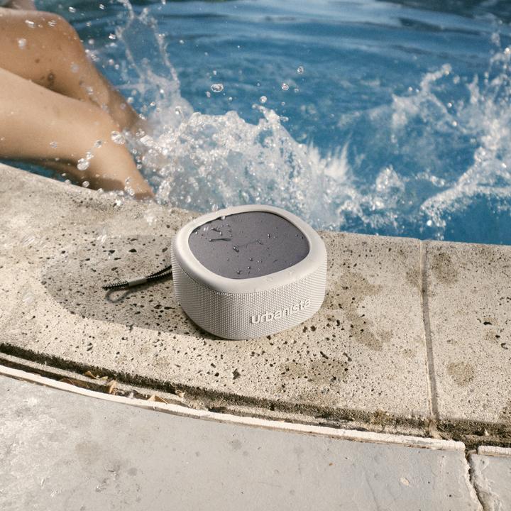 Produktbild Urbanista Malibu Desert Gray Tragbarer Bluetooth Lautsprecher mit Solarzelle (24 h, Solarenergie)