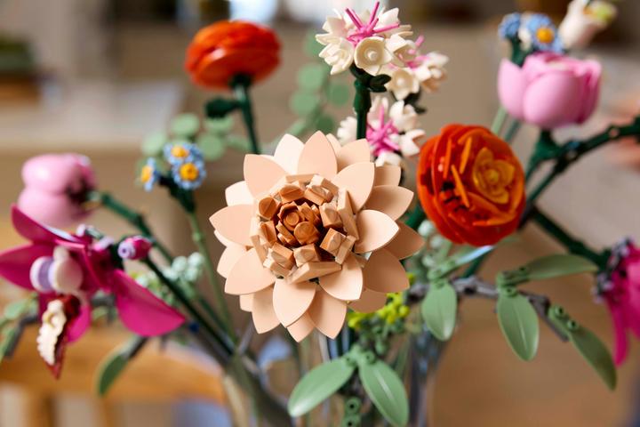 Actual product image LEGO Schöner Rosafarbener Blumenstrauss (10342, LEGO Botanical, LEGO Icons)