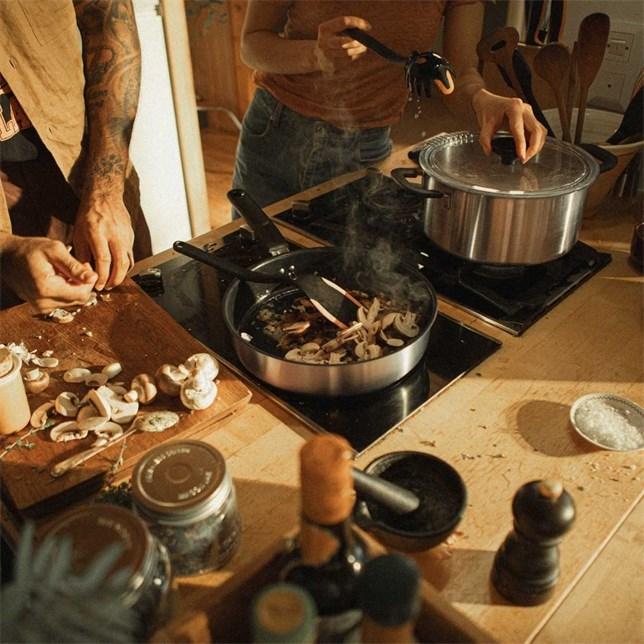 Actual product image Fiskars PAN SAUTE FF 26CM CER COAT W LID 1072314 (26 cm, Frying pan, Stainless steel)
