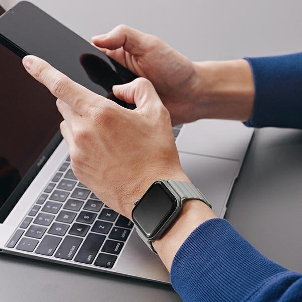 Actual product image Uniq pasek Revix Apple Watch Series 1/2/3/4/5/6/7/8/SE/SE2 38/40/41mm. Reversible Magnetic biały-nie (Silicone, Stainless steel)