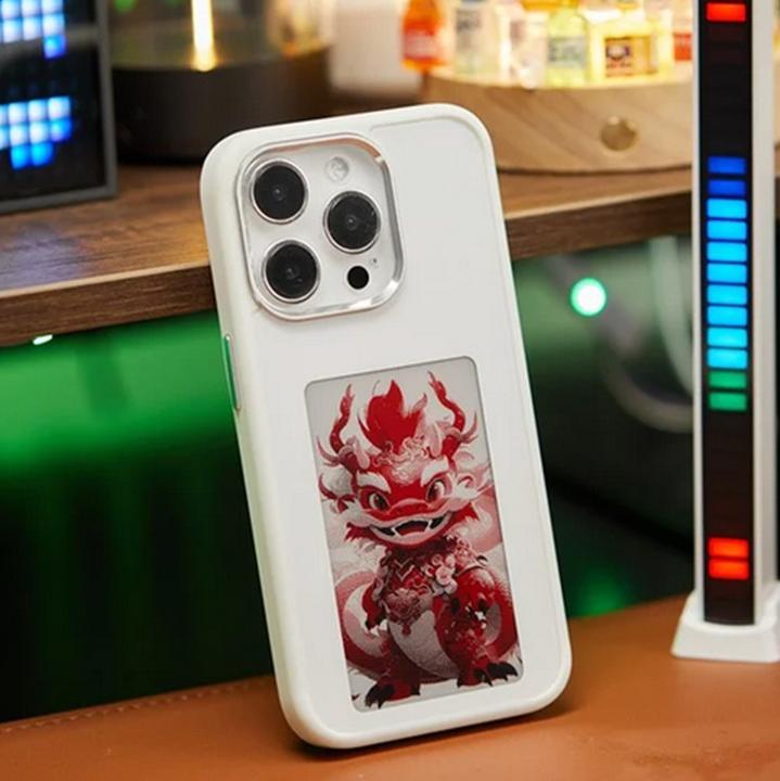 Immagine prodotto PhoneLook Cover fai da te con display E-Ink e tecnologia NFC per sfondi fotografici personalizzati (Apple iPhone 15 Pro)
