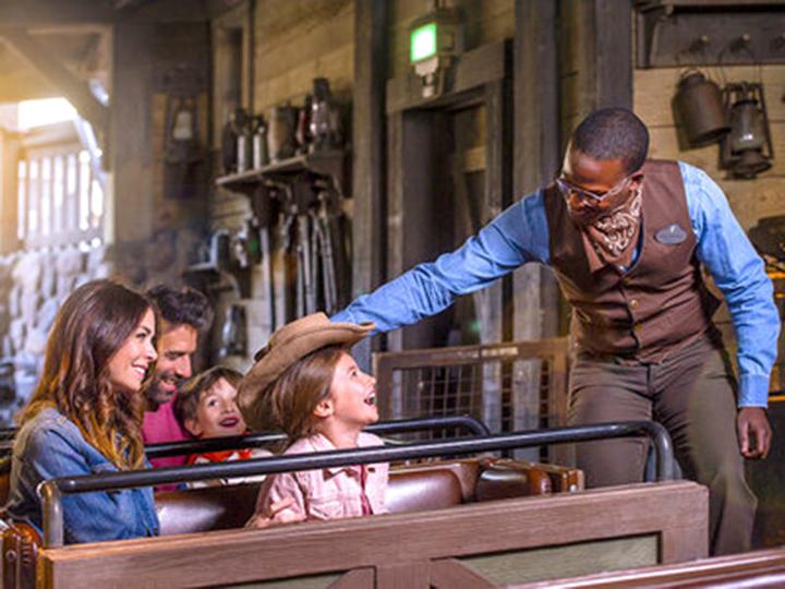 Actual product image Smartbox Disneyland® Paris ticket for 2 adults and 2 children (1 park) (4 pers.)