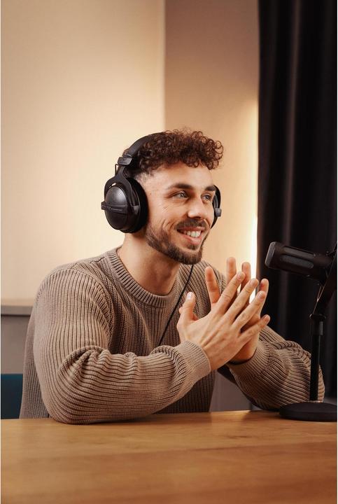 Actual product image Beyerdynamic DT 770 Pro Black Limited Edition (No noise cancelling, Cable)