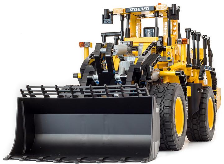 Actual product image LEGO Technic Remote-Controlled VOLVO L350F Wheel Loader (42030, LEGO Technic, LEGO Rare Sets)
