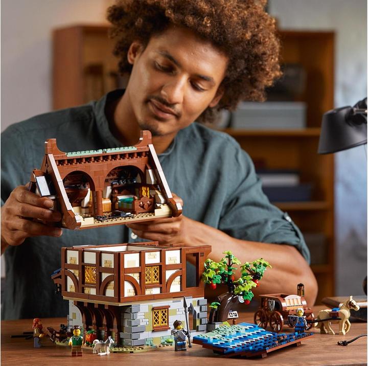 Image du produit LEGO Le forgeron médiéval (21325, LEGO Ideas, LEGO difficiles à trouver)
