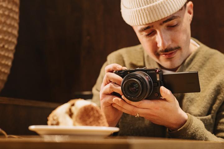 Actual product image Canon EOS R50V Housing (24.20 Mpx, APS-C / DX)