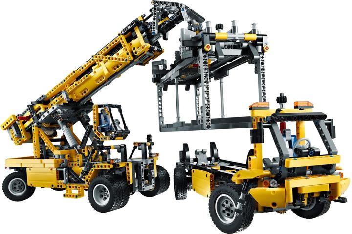 Actual product image LEGO Mobile heavy duty crane (42009, LEGO Technic)