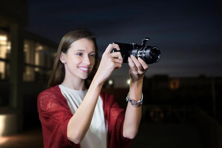 Actual product image Sony ILCE-QX1 SmartShot camera incl. 16-50mm E Mount lens (20.10 Mpx, APS-C / DX)