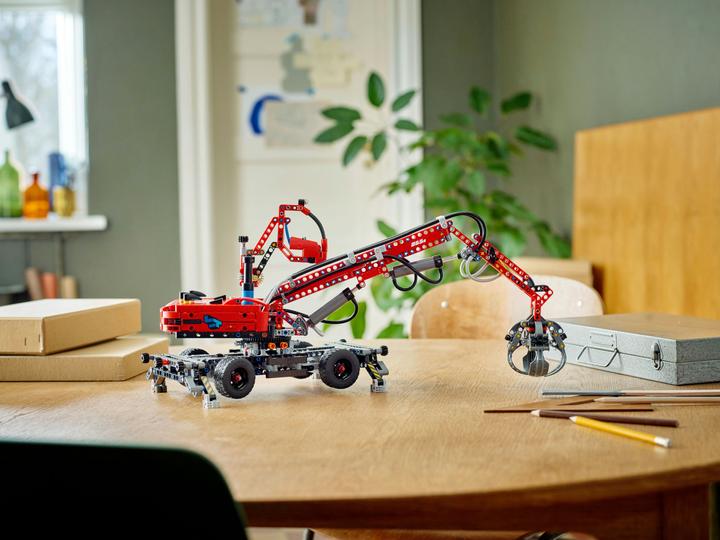 Actual product image LEGO Handling excavator (42144, LEGO Technic)