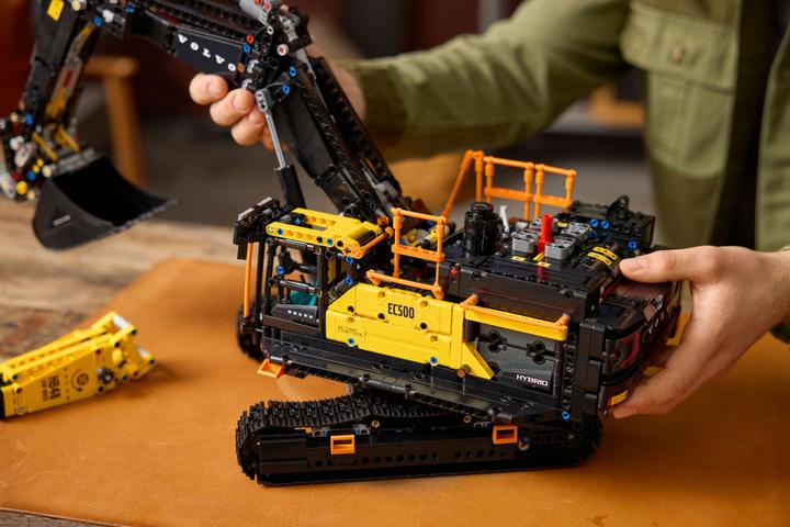 Actual product image LEGO Volvo EC500 Hybrid excavator (42215, LEGO Technic)