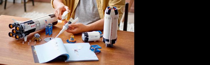 Actual product image LEGO NASA Apollo Saturn V (92176, LEGO Ideas, LEGO Rare Sets)