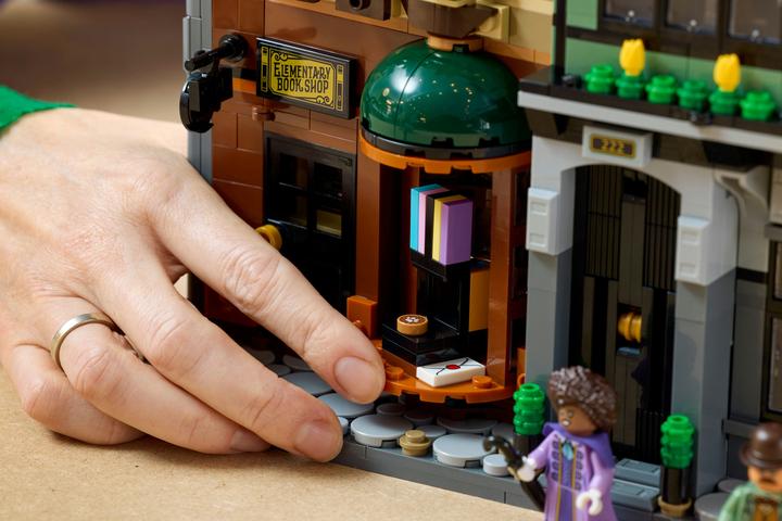 Actual product image LEGO Sherlock Holmes: Book Nook (10351, LEGO Icons)