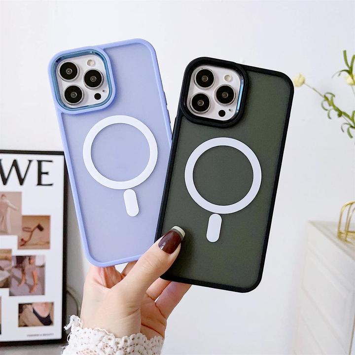 Produktbild Hurtel Magnetische, farbmatte Hülle für iPhone 15 Pro – Schwarz (Apple iPhone 15 Pro)
