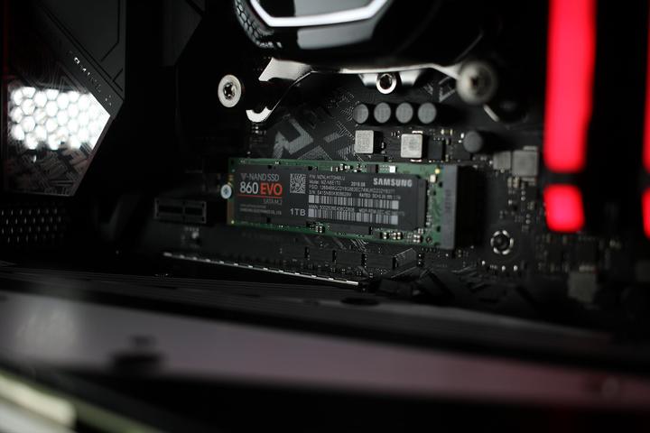 Image du produit Mifcom Savage RTX2080Ti Ultimate (Intel Core i9-9900K, 32 Go, 1000 Go, GeForce RTX 2080 Ti)