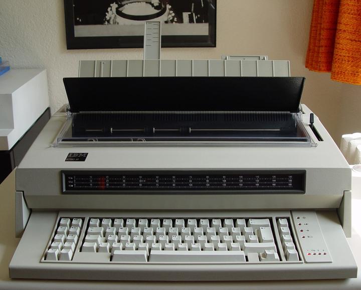 IBM 6747-2 Roue de caractères Machine à écrire avec mémoire de 31'000 caractères