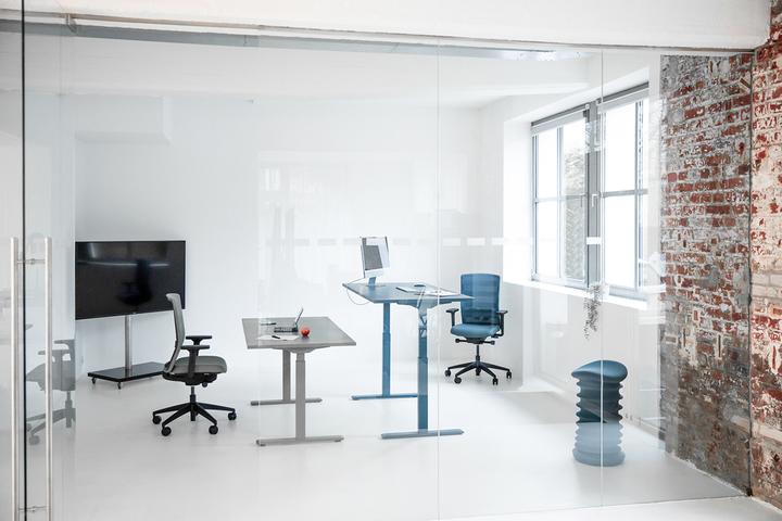 Actual product image Topstar E-Table electric height-adjustable desk petrol blue rectangular, T-leg frame blue (80 x 68 cm)