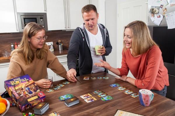 Produktbild Pegasus 18148G - Port Royal Big Box, Kartenspiel, für 1-5 Spieler, ab 8 Jahre (DE-Ausgabe) (Deutsch)