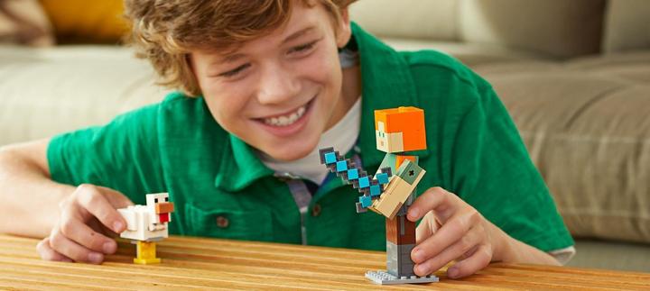 Actual product image LEGO Alex with chicken (21149, LEGO Minecraft)