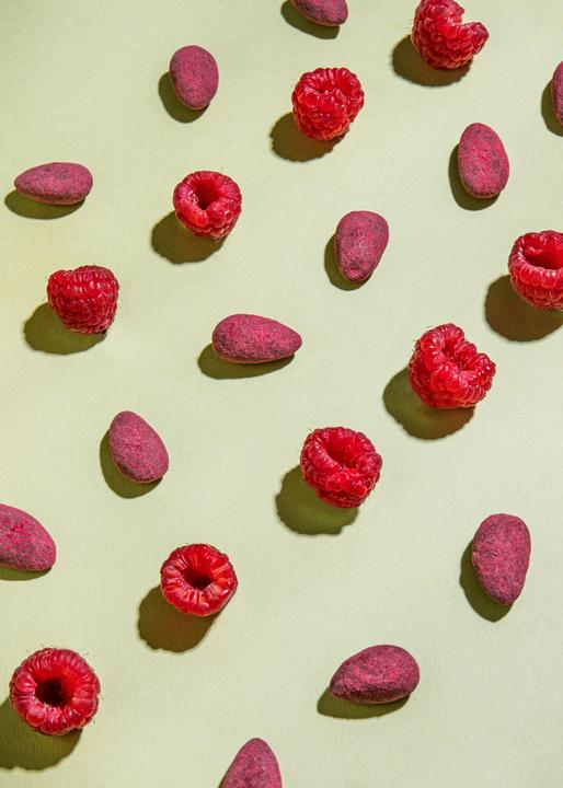 Produktbild KoRo Mandelkerne in dunkler Schokolade mit gefriergetrocknetem Himbeerpulver (1000 g)