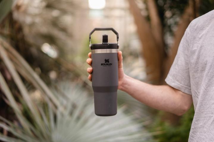 Actual product image Stanley 1913 - The IceFlow Flip Straw Tumbler - 0.89L / 30oz - Charcoal (0.85 l)