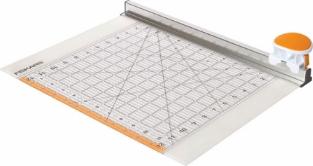 Fiskars Couteau rotatif Ø 45 mm avec règle, 12" x 12", Orange/Blanc, 1016264 (8 feuilles, 300 x 300 mm)