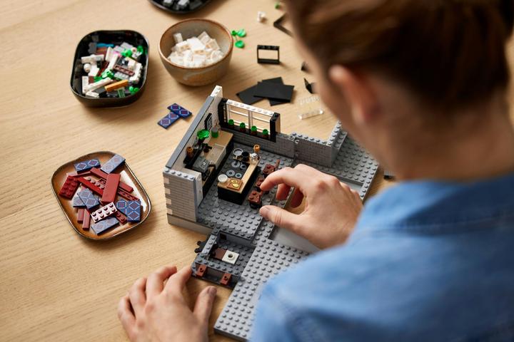 Image du produit LEGO Queer Eye – Le loft des Fab 5 (10291, LEGO Creator Expert, LEGO difficiles à trouver)