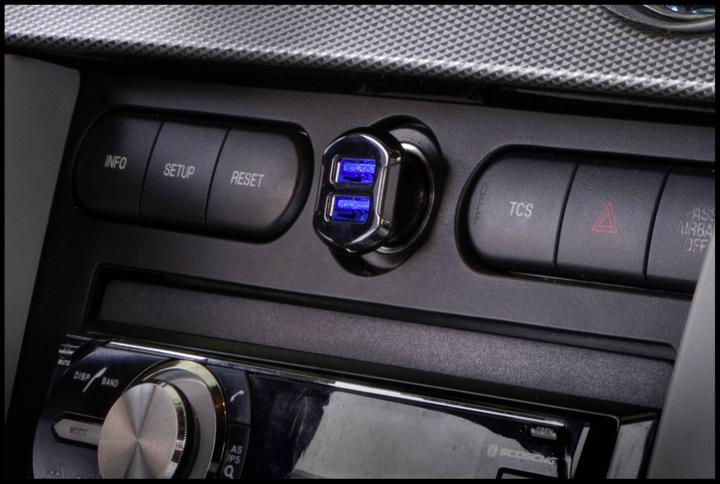 Immagine prodotto Scosche reVOLT 12W + 12W doppia USB Caricabatterie da auto, iPad