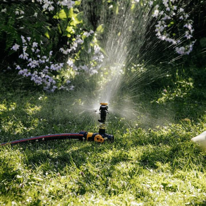Produktbild Fiskars Pulsierender Sprinkler mit Erdspiess (Sprinklersystem)
