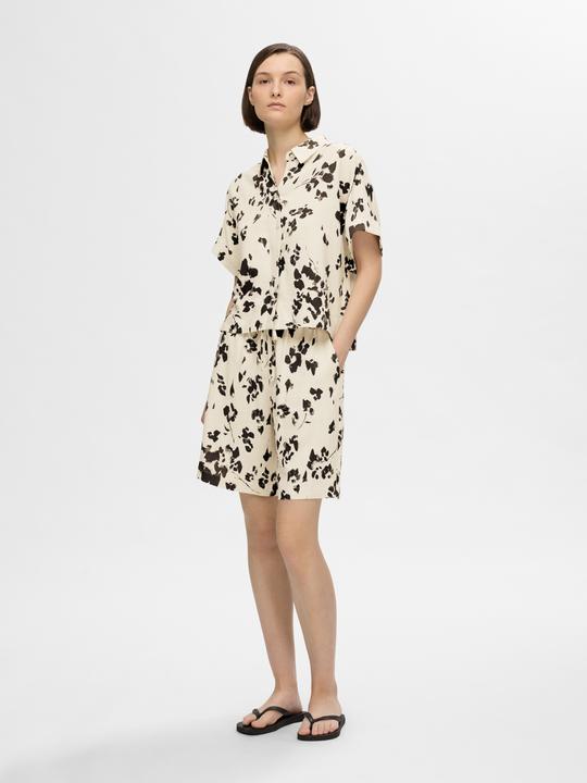 Actual product image Selected Femme Loose fit print shorts (34)