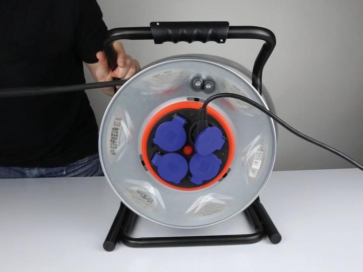 Actual product image Velleman PROFESSIONAL NEOPRENE CABLE REEL WITH ANTI-TWIST SYSTEM - 40 m - 3G2.5 - 4 SOCKETS - FRENCH SOCKET (40 m, 3 mm²)