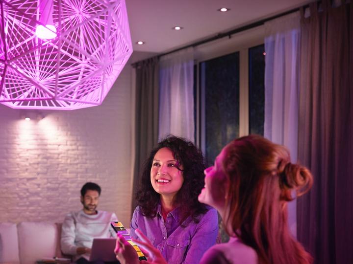 Produktbild Philips Hue White & Color Ambiance BT (E27, 6.50 W, 806 lm, 4 x, F)