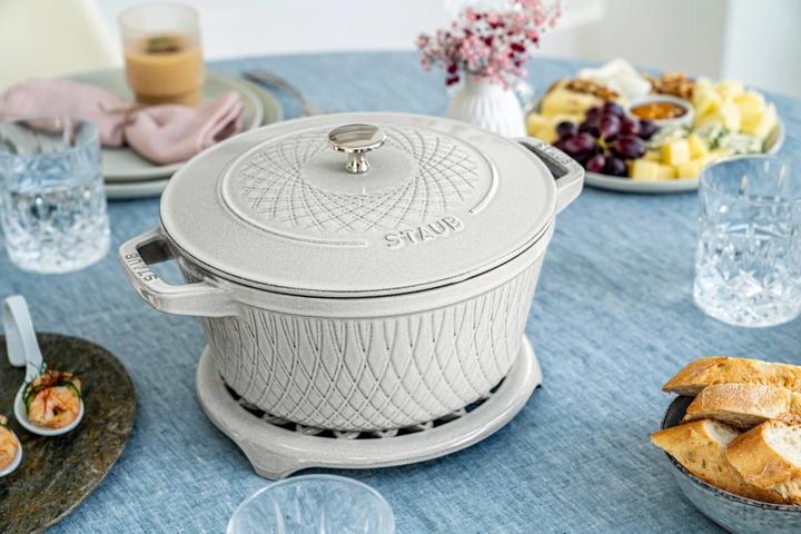 Produktbild Staub Twisted Cocotte 20 cm, rund, Weisser Trüffel, Gusseisen 2.29 (20 cm, Bräter + Schmortopf, Gusseisen)