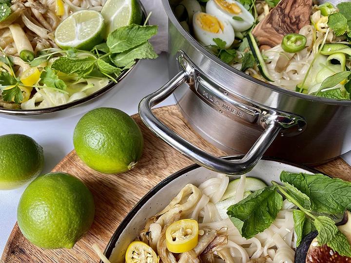 Actual product image KLAMER Topf-Set 5-tlig. mit Glasdeckel, Induktion, unbeschichtetes Edelstahl Profi-Kochtopfset (23.50 cm, Pan set + pot set, Stainless steel)