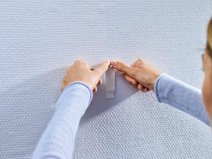 Image du produit tesa Clou adhésif pour papier peint & plâtre, 1kg de tenue, détachable sans trace & réutilisable, 2 clous