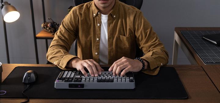 Produktbild Cooler Master CooMas MK770 Space Grey Red (DE, Kabelgebunden, Kabellos)