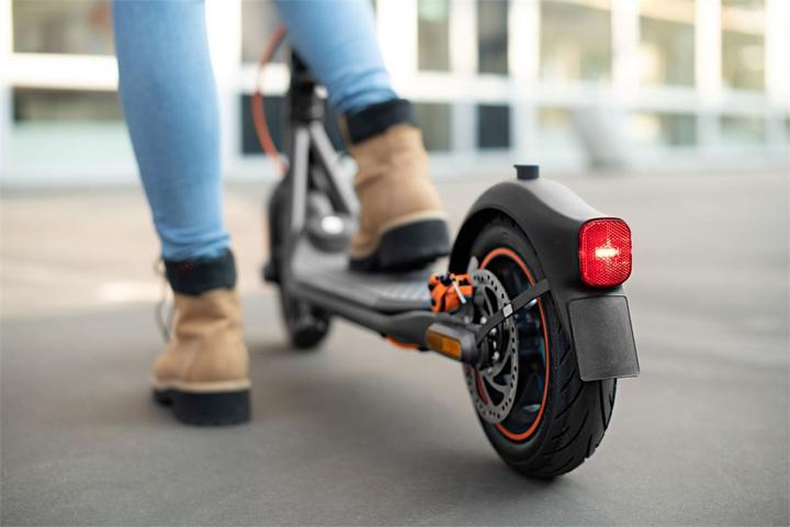 Immagine prodotto Segway-Ninebot KickScooter F40D II di Segway (20 km/h, 40 km, 350 W)