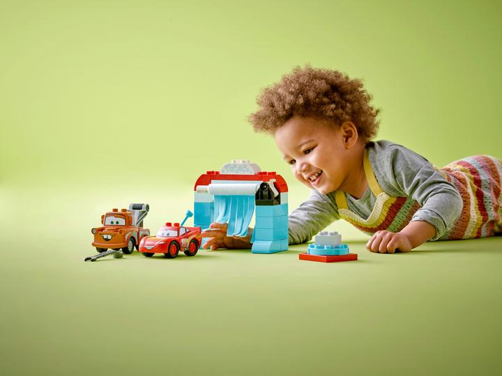 Produktbild LEGO Lightning McQueen und Mater in der Waschanlage (10996)