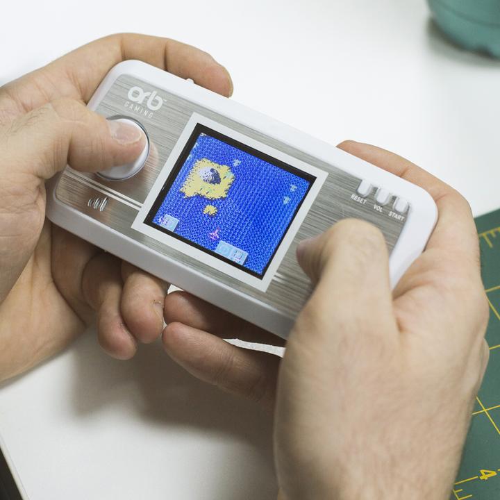 Produktbild ORB - Retro Konsole Handheld V2 weiss - inkl. 240x 8-Bit Spielen