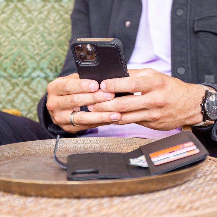 Produktbild Accezz Premium Leather 2 in 1 Wallet Bookcase iPhone SE (2022 / 2020) / 8 / 7 / 6(s) - Zwart (Apple iPhone 6s, Apple iPhone SE (3rd Gen), Apple iPhone SE (2nd Gen), Apple iPhone 6, Apple iPhone 8, Apple iPhone 7)